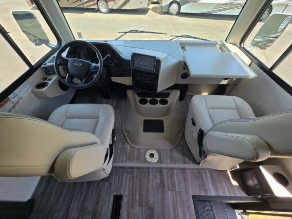 2025 Thor Motor Coach Luminate CC35 - Image 12