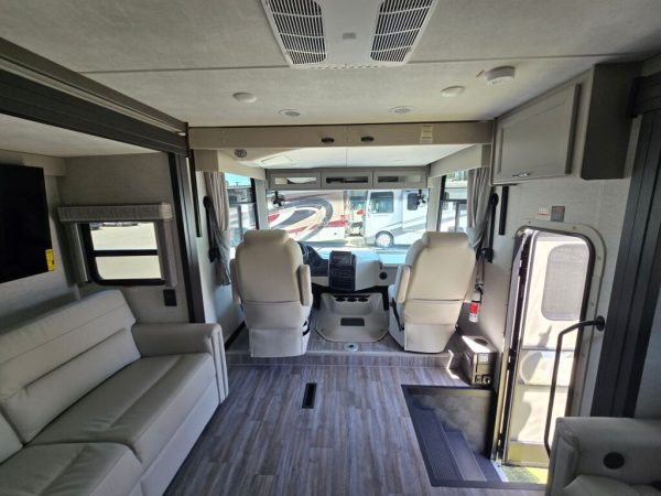 2025 Thor Motor Coach Luminate CC35 - Image 13