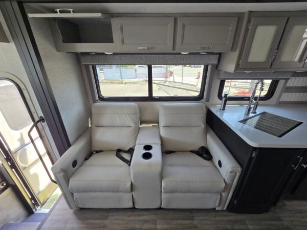 2025 Thor Motor Coach Luminate CC35 - Image 14