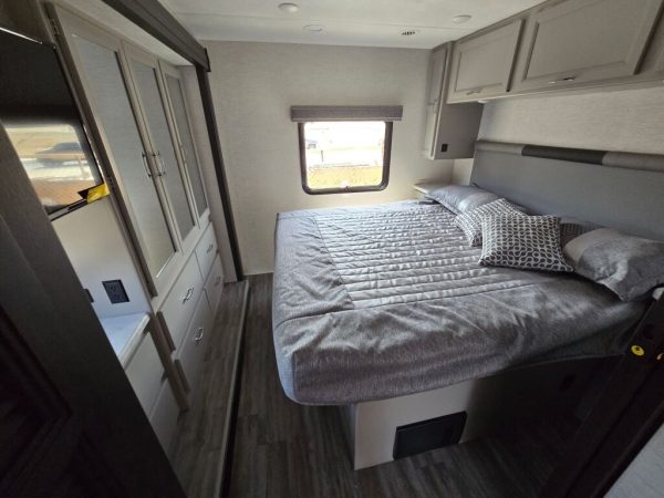 2025 Thor Motor Coach Luminate CC35 - Image 21