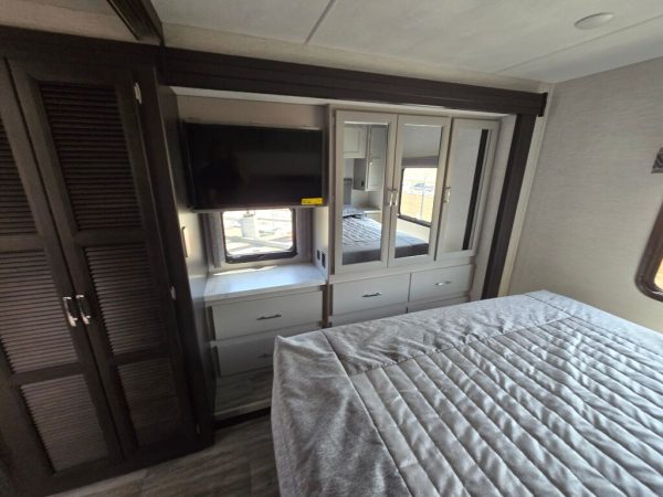 2025 Thor Motor Coach Luminate CC35 - Image 23