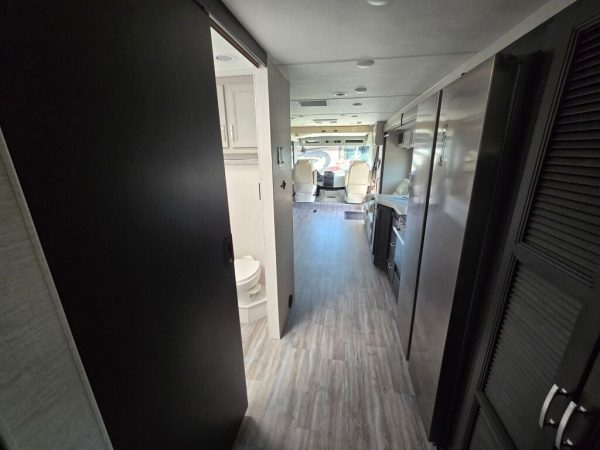 2025 Thor Motor Coach Luminate CC35 - Image 25