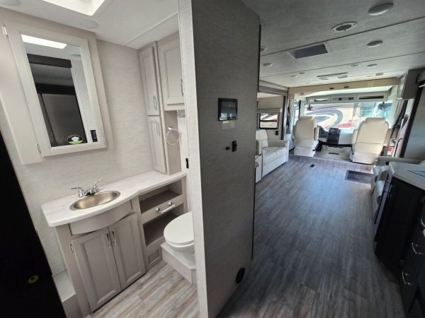 2025 Thor Motor Coach Luminate CC35 - Image 26
