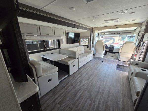 2025 Thor Motor Coach Luminate CC35 - Image 27