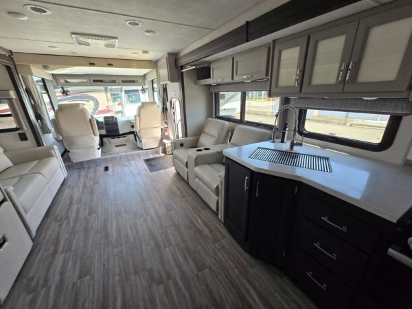 2025 Thor Motor Coach Luminate CC35 - Image 28