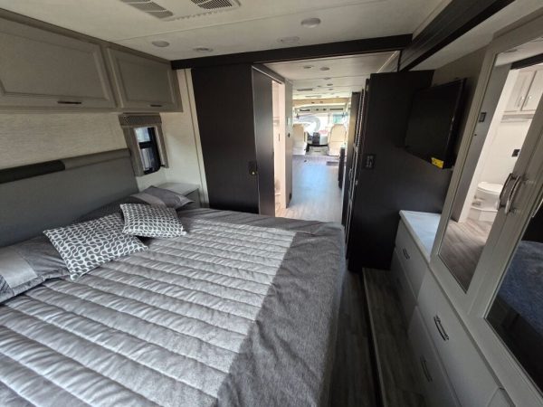 2025 Thor Motor Coach Luminate CC35 - Image 31