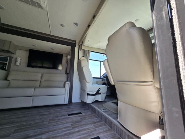 2025 Thor Motor Coach Luminate CC35 - Image 9