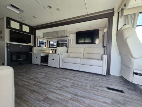 2025 Thor Motor Coach Luminate CC35 - Image 10
