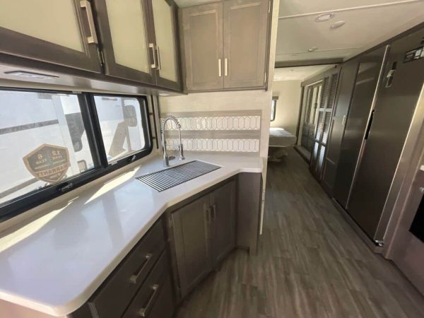 2025 Thor Motor Coach Luminate DD35 - Image 7