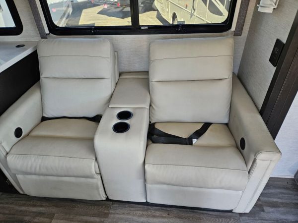 2025 Thor Motor Coach Luminate MM30 - Image 11
