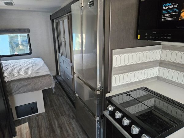 2025 Thor Motor Coach Luminate MM30 - Image 9