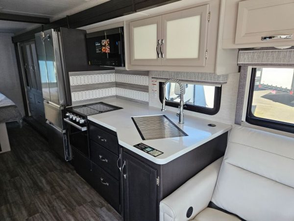 2025 Thor Motor Coach Luminate MM30 - Image 10