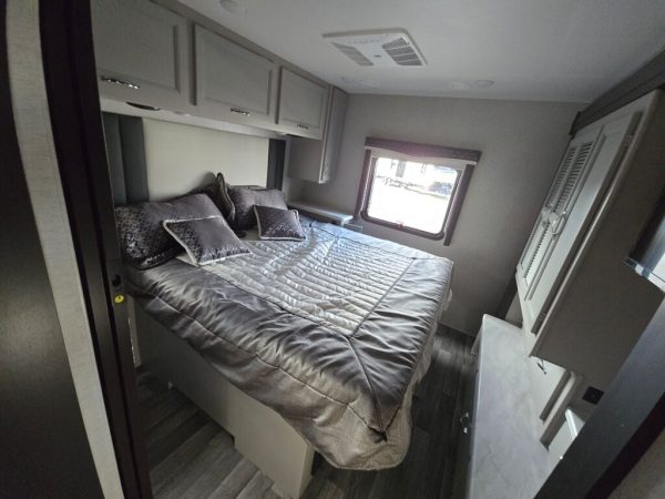 2025 Thor Motor Coach Omni RS36 - Image 12