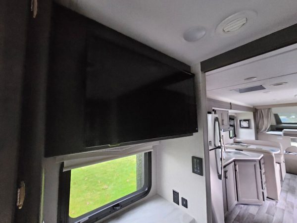 2025 Thor Motor Coach Omni XG32 - Image 12