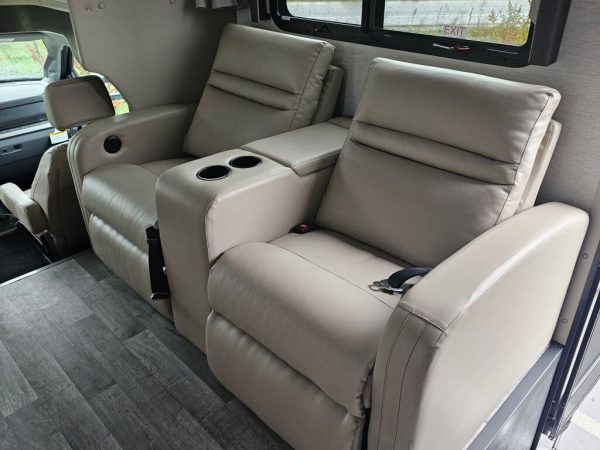 2025 Thor Motor Coach Omni XG32 - Image 18