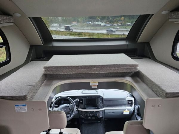2025 Thor Motor Coach Omni XG32 - Image 19