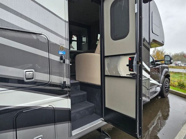2025 Thor Motor Coach Omni XG32 - Image 5