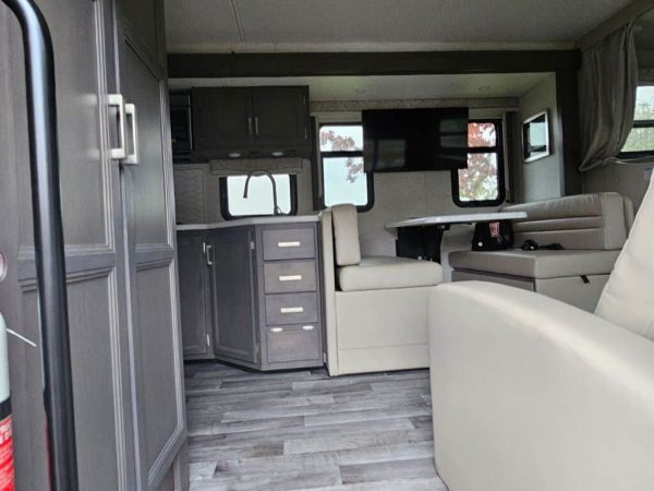 2025 Thor Motor Coach Omni XG32 - Image 6