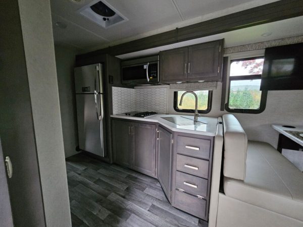 2025 Thor Motor Coach Omni XG32 - Image 8
