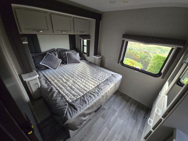 2025 Thor Motor Coach Omni XG32 - Image 12