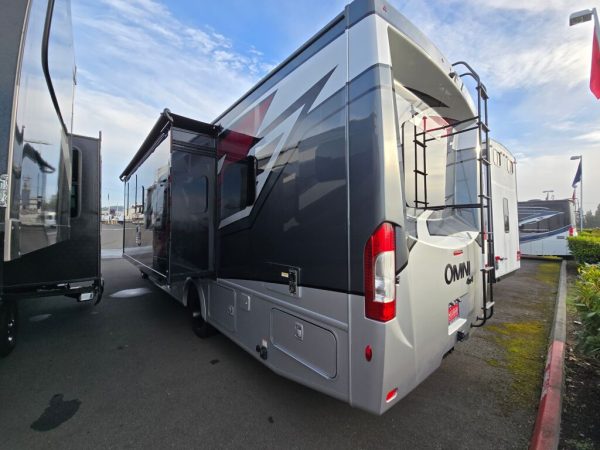 2025 Thor Motor Coach Omni XG32 - Image 3