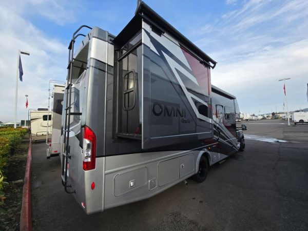 2025 Thor Motor Coach Omni XG32 - Image 4