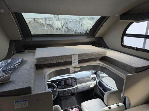 2025 Thor Motor Coach Omni XG32 - Image 5