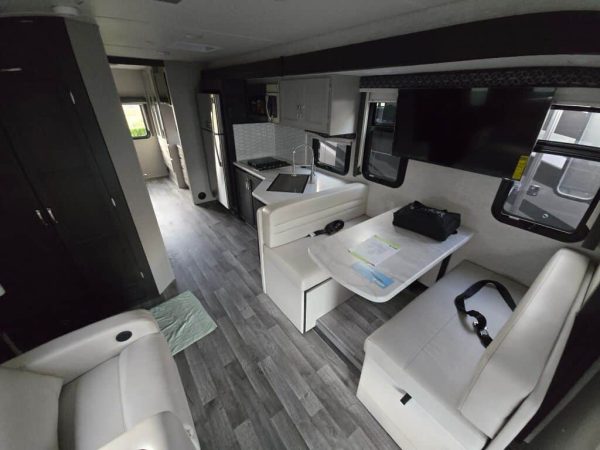2025 Thor Motor Coach Omni XG32 - Image 8