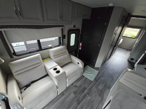 2025 Thor Motor Coach Omni XG32 - Image 9