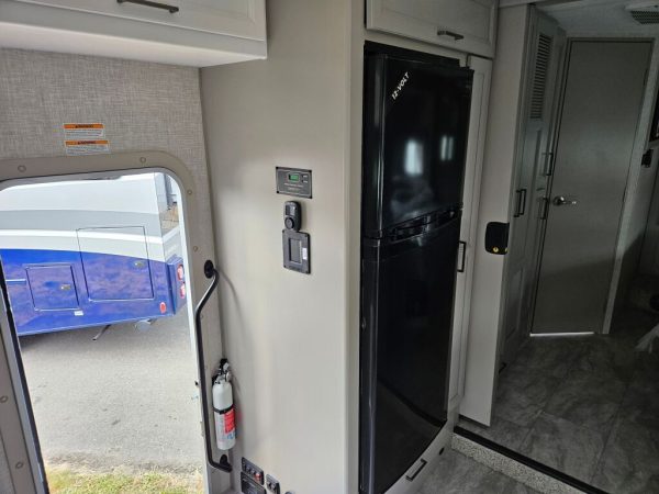 2025 Thor Motor Coach Quantum KW29 - Image 12