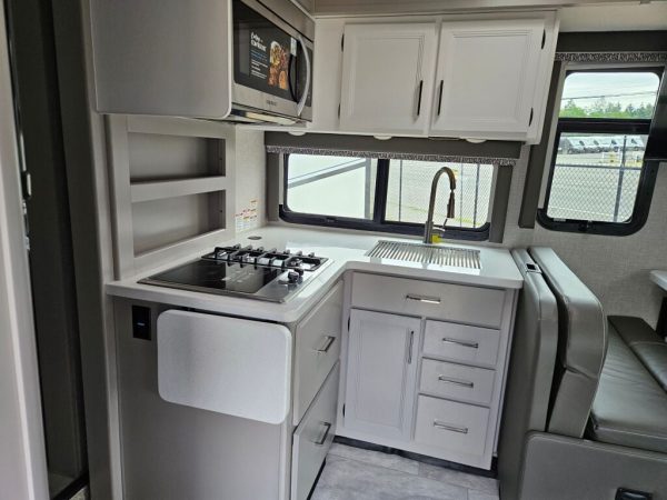 2025 Thor Motor Coach Quantum KW29 - Image 13