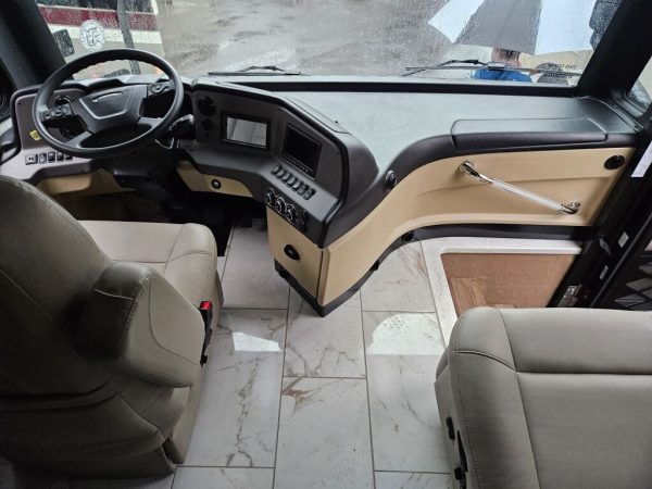 2025 Tiffin Motorhomes Allegro Red 33AA - Image 5