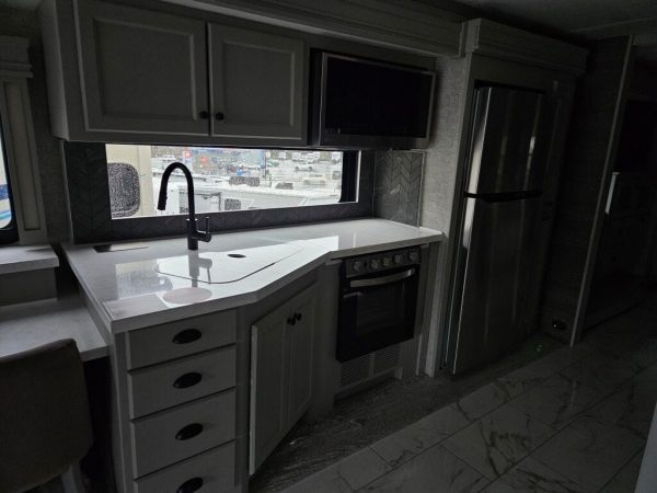 2025 Tiffin Motorhomes Allegro Red 33AA - Image 9
