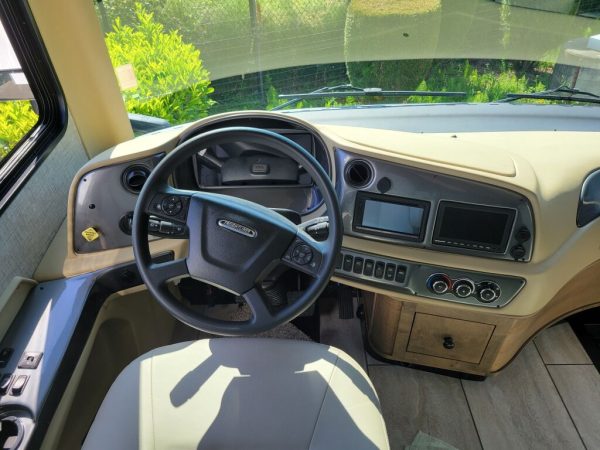 2025 Tiffin Motorhomes Byway 33FL - Image 8