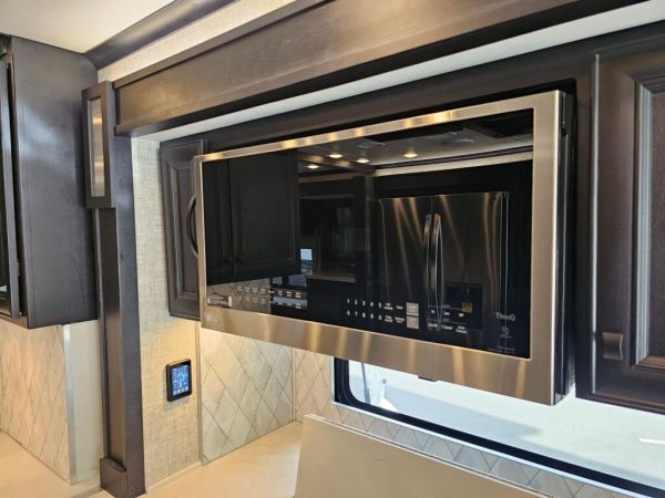 2025 Tiffin Motorhomes Phaeton 35CH - Image 14