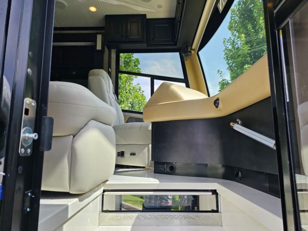 2025 Tiffin Motorhomes Phaeton 35CH - Image 5