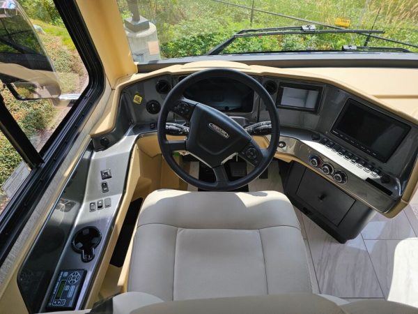 2025 Tiffin Motorhomes Phaeton 35CH - Image 8