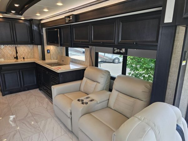 2025 Tiffin Motorhomes Phaeton 35CH - Image 9