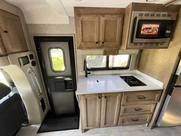 2025 Tiffin Motorhomes Wayfarer 25RW - Image 8