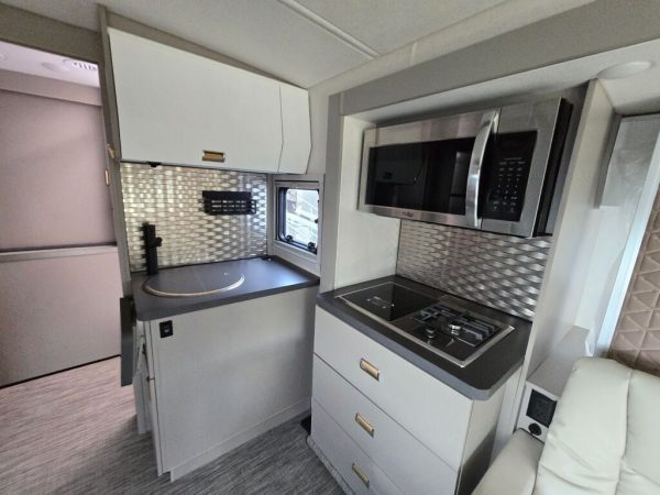 2025 Winnebago View 24T - Image 8