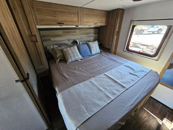 2025 Winnebago Vista 29N - Image 12