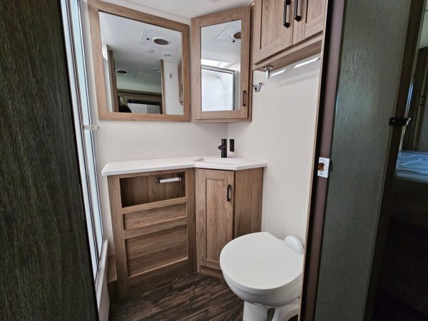 2025 Winnebago Vista 29N - Image 17