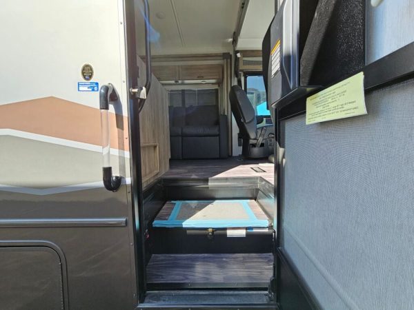 2025 Winnebago Vista 29N - Image 5