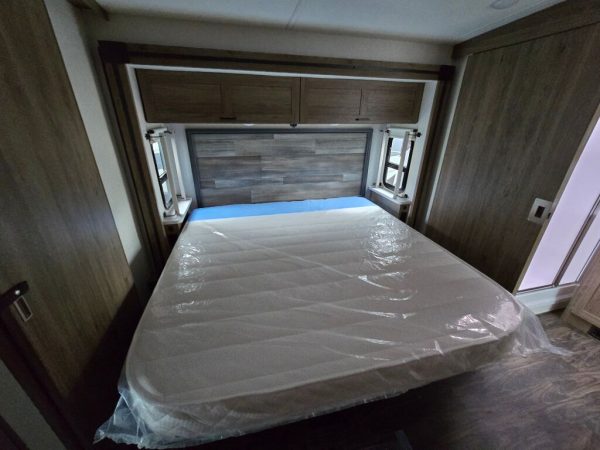 2025 Winnebago Vista 33K - Image 16