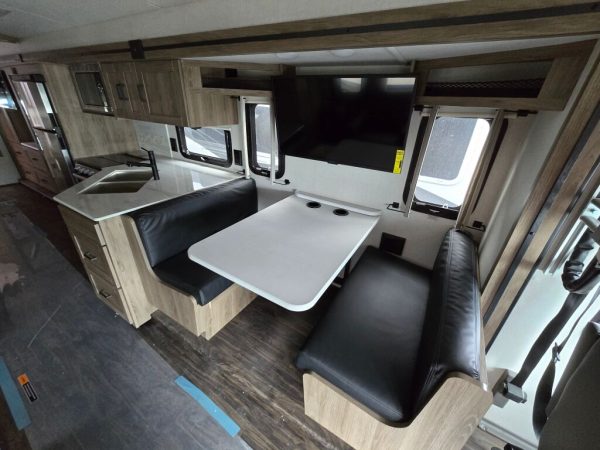 2025 Winnebago Vista 33K - Image 7