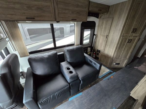 2025 Winnebago Vista 33K - Image 8