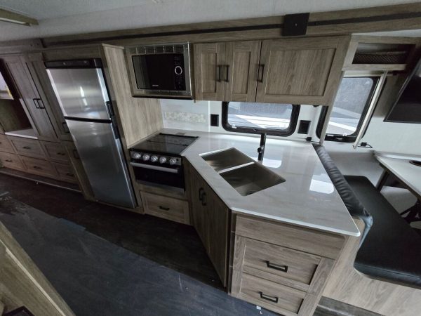 2025 Winnebago Vista 33K - Image 10