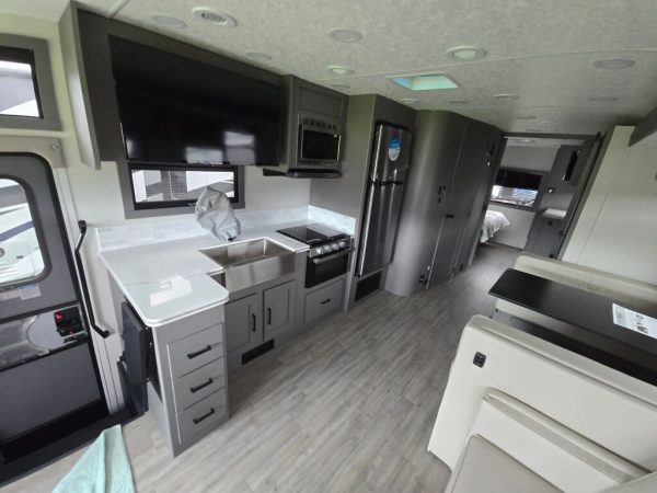 2026 Coachmen Pursuit 31ES - Image 13