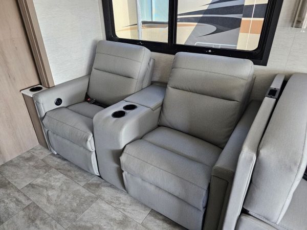 2026 Thor Motor Coach Luminate GG35 - Image 18