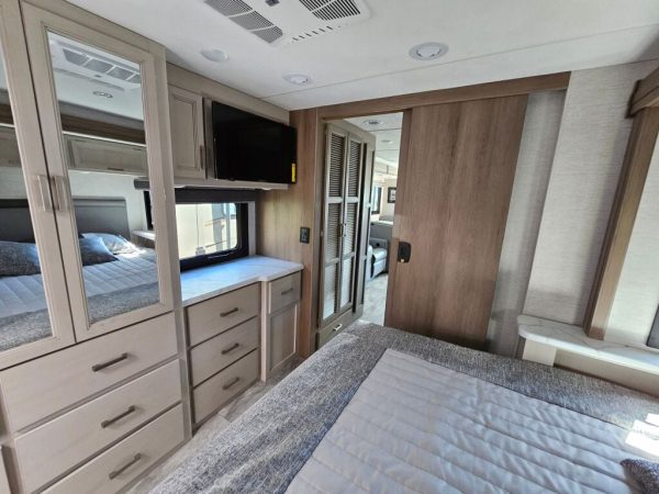 2026 Thor Motor Coach Luminate GG35 - Image 31